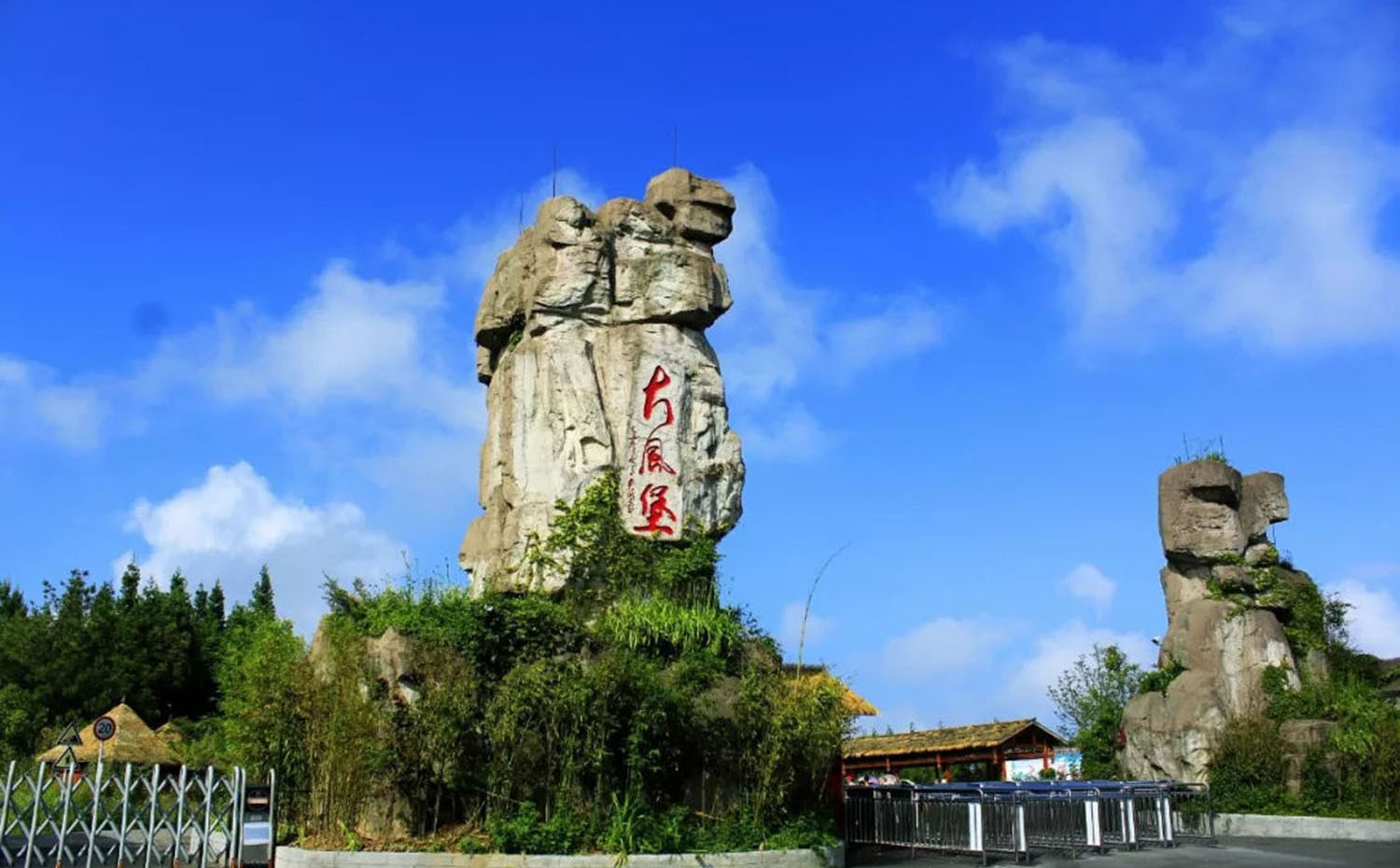 重庆红木牌匾定制：寺庙宗祠,园林景观,创意招牌,抱柱对联