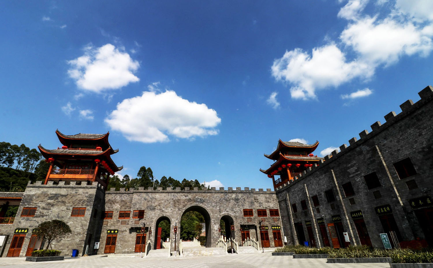 重庆红木牌匾定制：寺庙宗祠,园林景观,创意招牌,抱柱对联