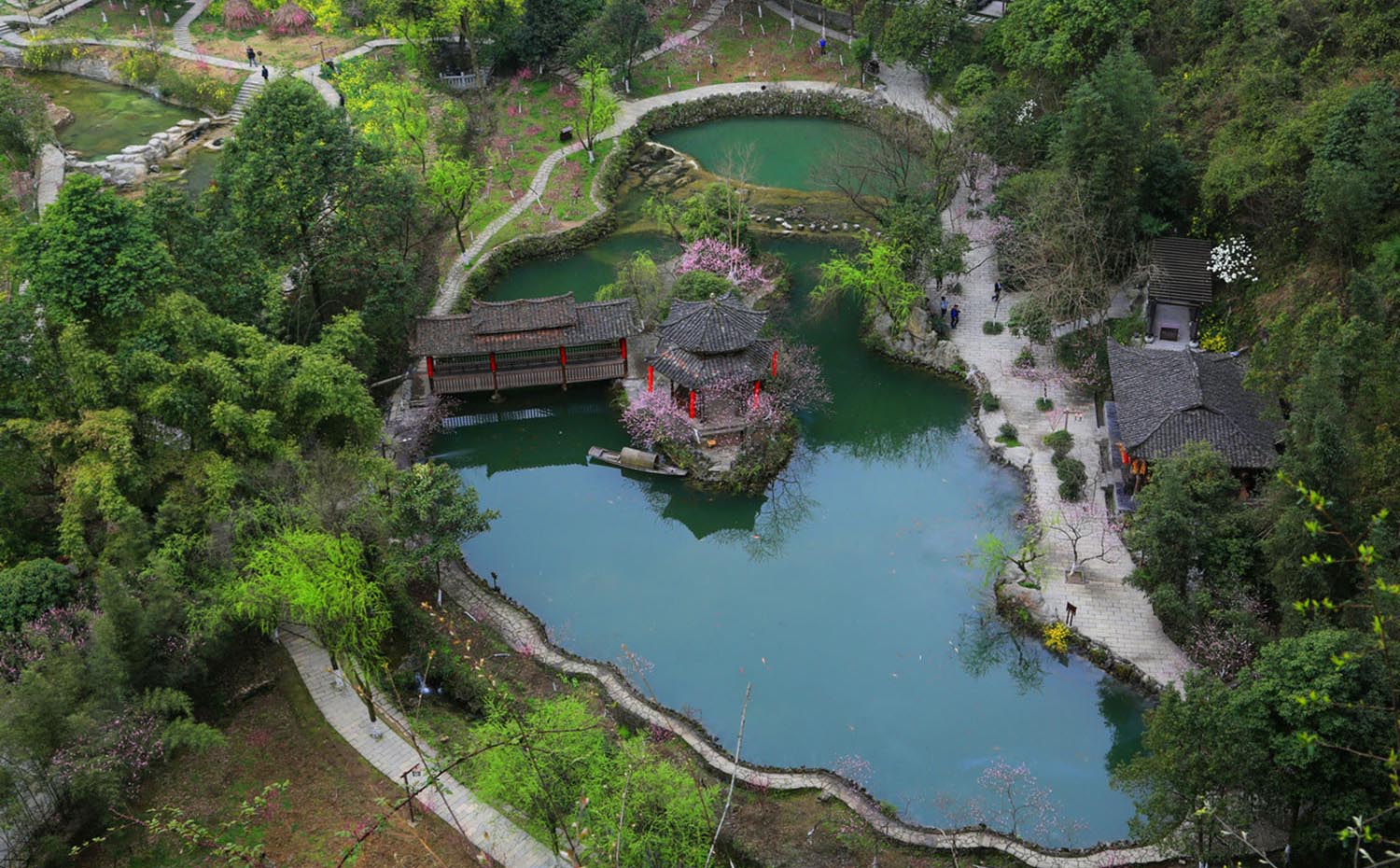 重庆红木牌匾定制：寺庙宗祠,园林景观,创意招牌,抱柱对联