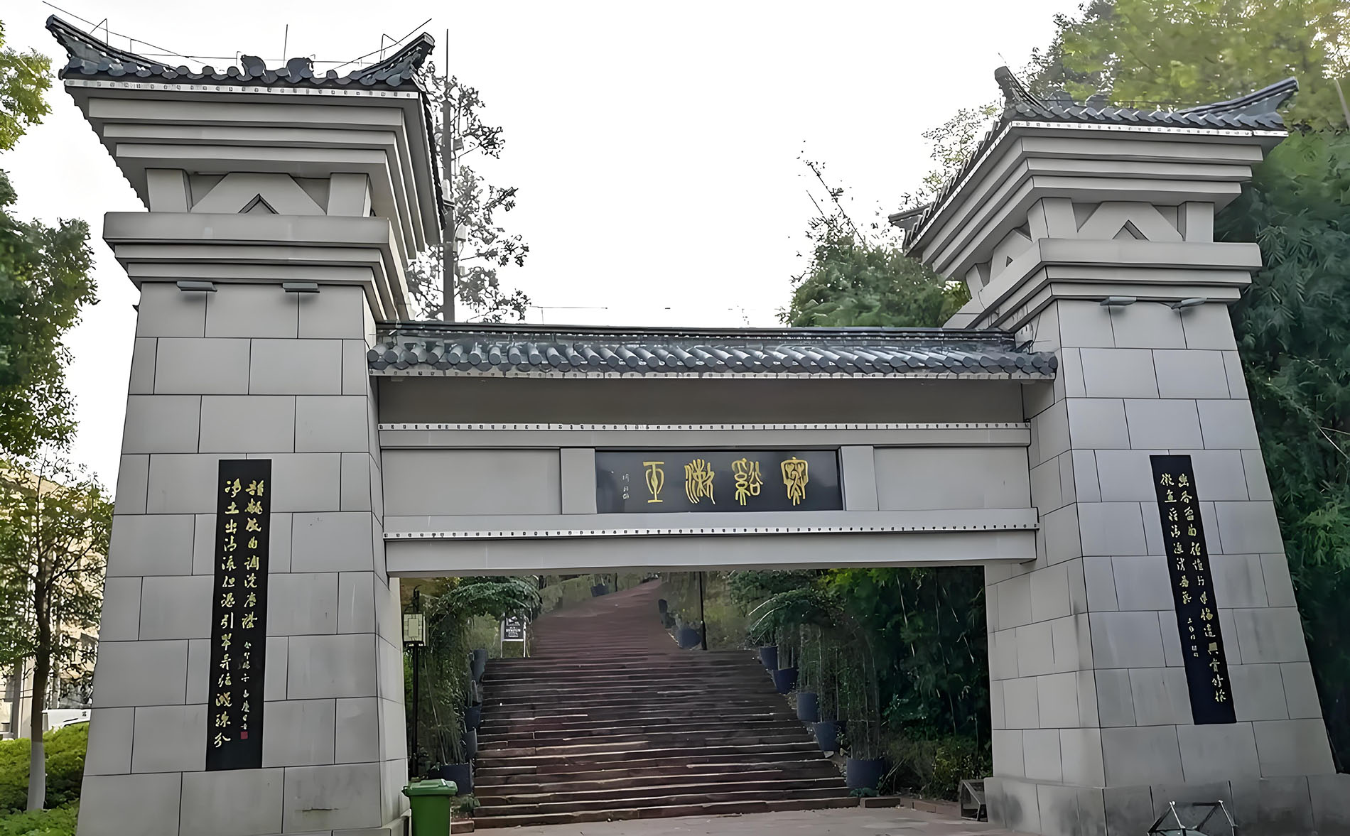 华容区红木牌匾定制：寺庙宗祠,园林景观,创意招牌,抱柱对联