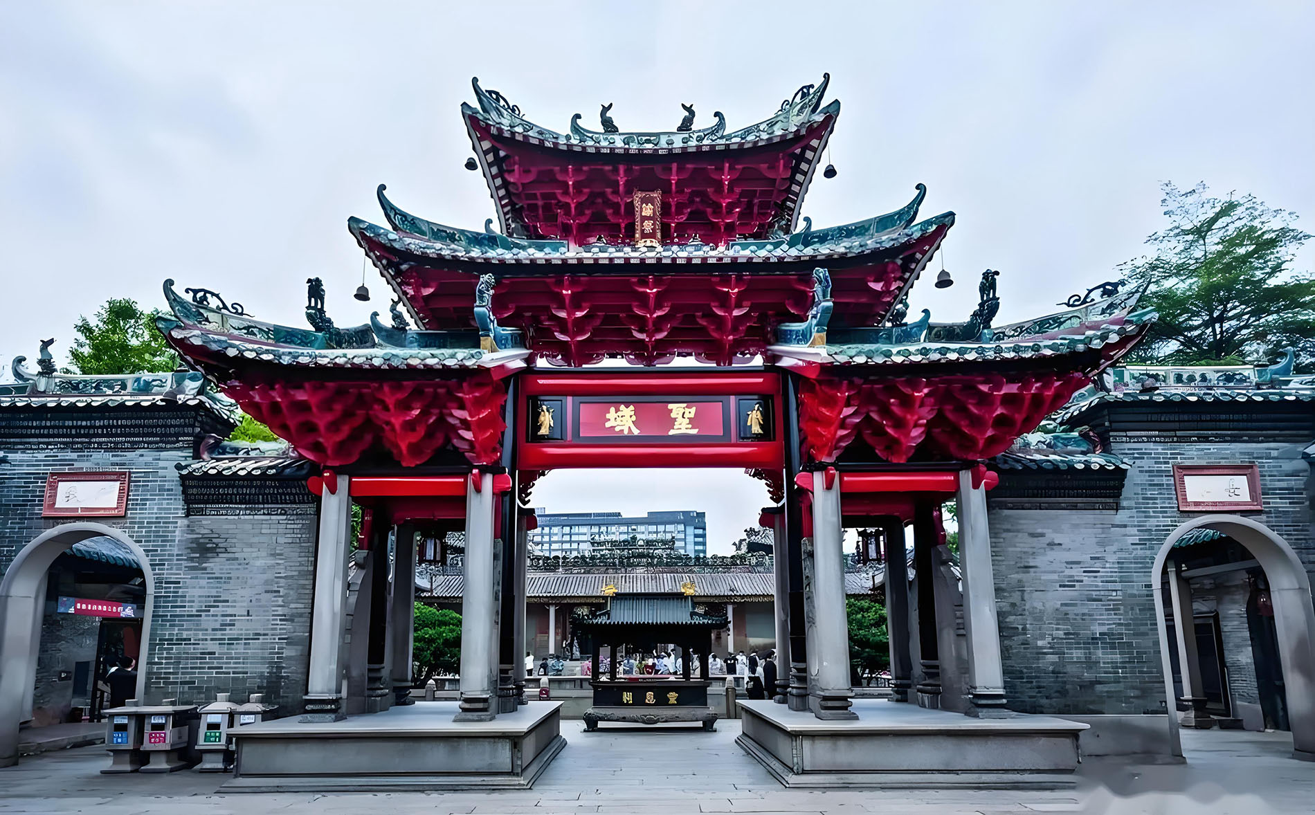 三水区红木牌匾定制：寺庙宗祠,园林景观,创意招牌,抱柱对联,顺德清暉园牌匾