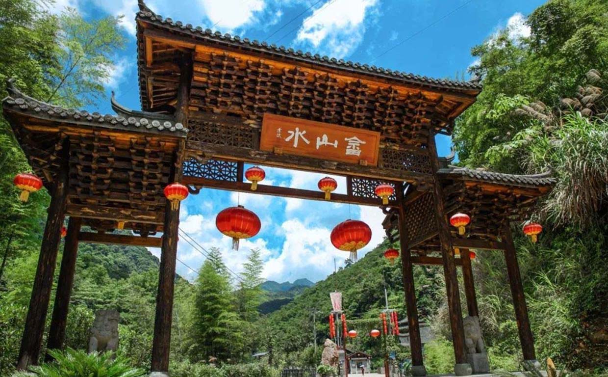 罗源县红木牌匾定制：寺庙宗祠,园林景观,创意招牌,抱柱对联