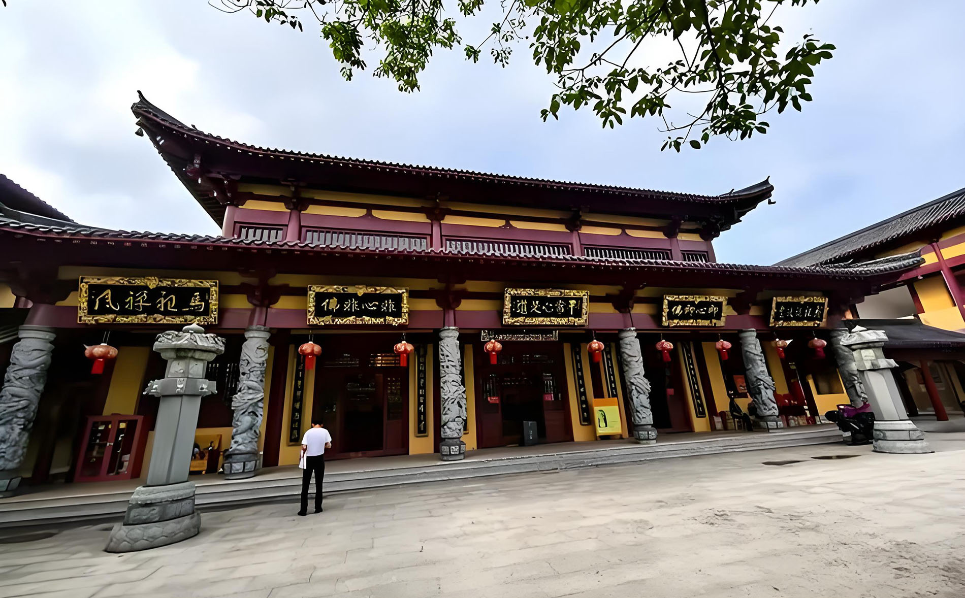 赣州章贡区红木牌匾定制：寺庙宗祠,园林景观,创意招牌,抱柱对联