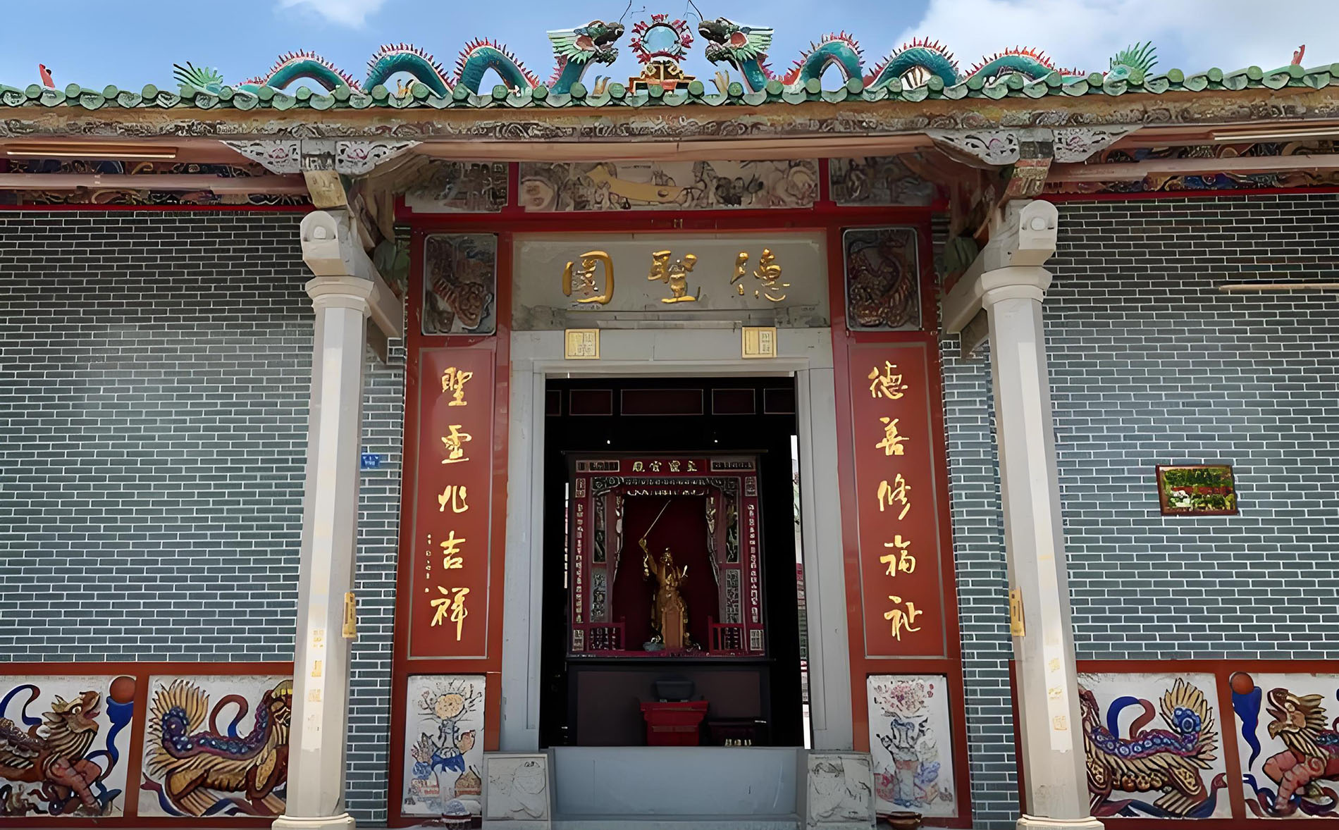 惠东县红木牌匾定制：寺庙宗祠,园林景观,创意招牌,抱柱对联