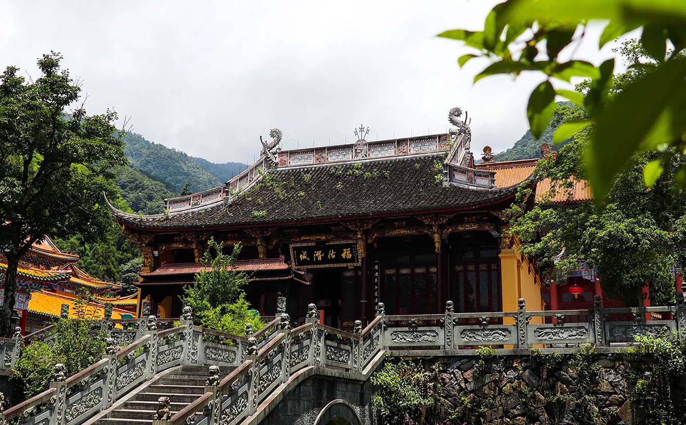 临安市红木牌匾定制：寺庙宗祠,园林景观,创意招牌,抱柱对联