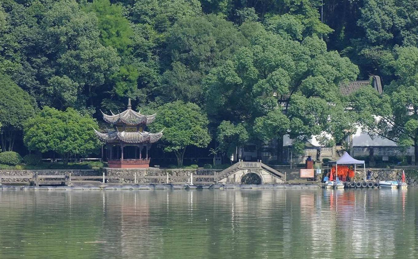 桐庐红木牌匾定制：寺庙宗祠,园林景观,创意招牌,抱柱对联