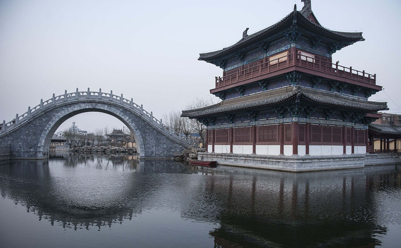 西湖区红木牌匾定制：寺庙宗祠,园林景观,创意招牌,抱柱对联