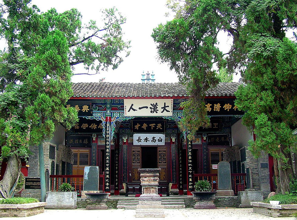 汉中红木牌匾定制：寺庙宗祠,园林景观,创意招牌,抱柱对联