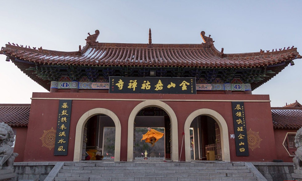 鹤壁市红木牌匾定制：寺庙宗祠,园林景观,仿古店招门头,抱柱对联