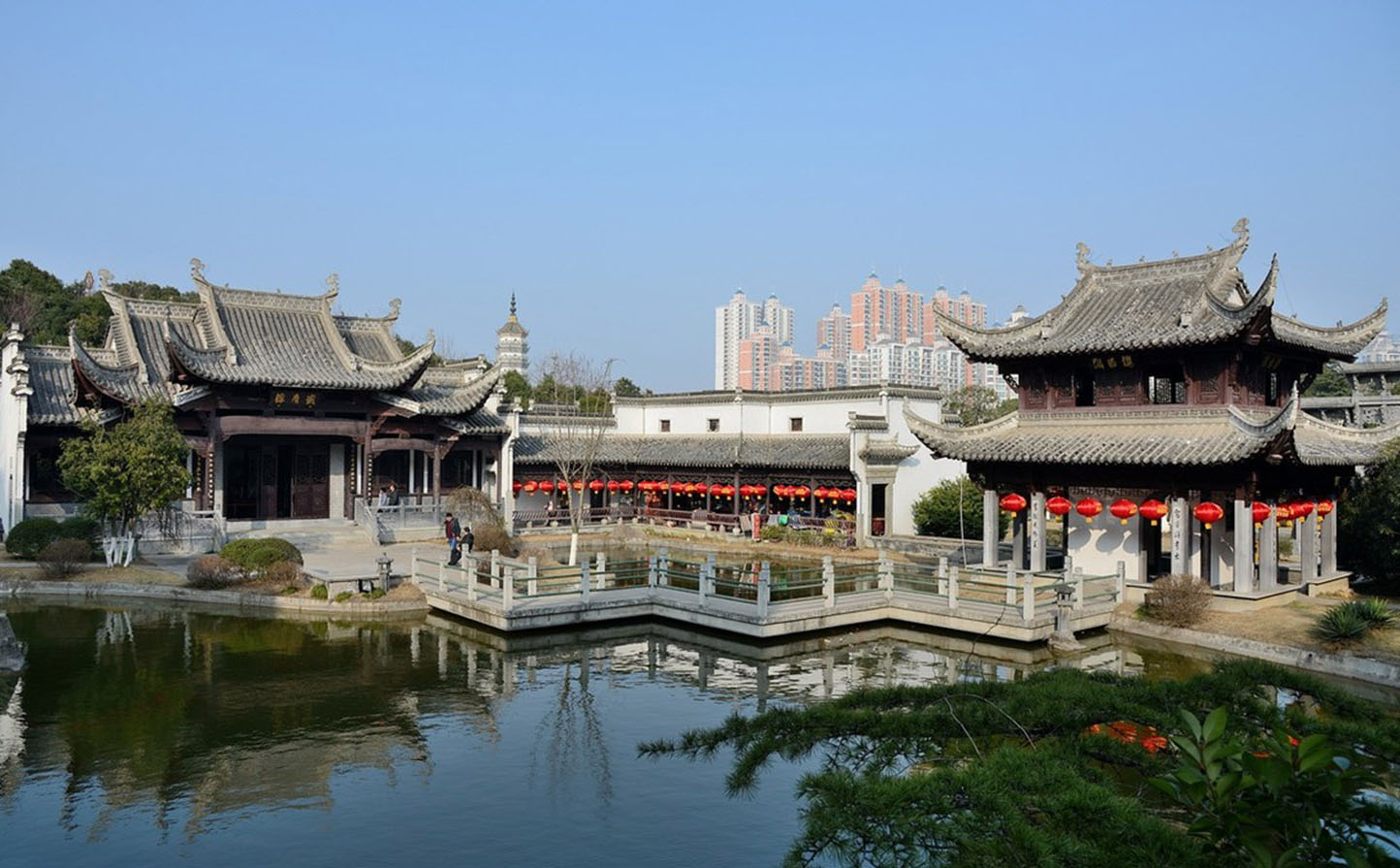 包河区红木牌匾定制：寺庙宗祠,园林景观,创意招牌,抱柱对联