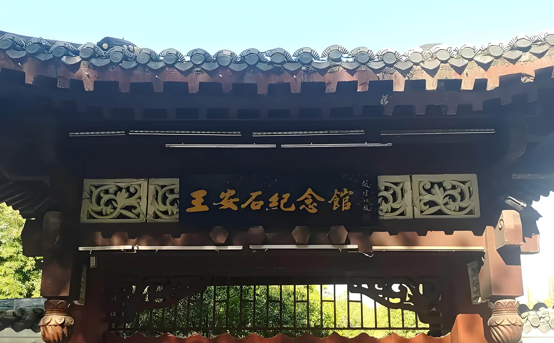 临川区红木牌匾定制：寺庙宗祠,园林景观,创意招牌,抱柱对联
