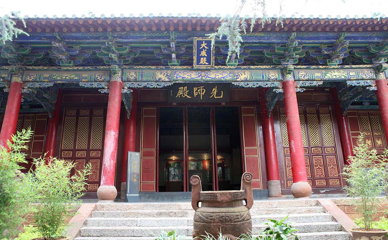 安宁市红木牌匾定制：寺庙宗祠,园林景观,创意招牌,抱柱对联