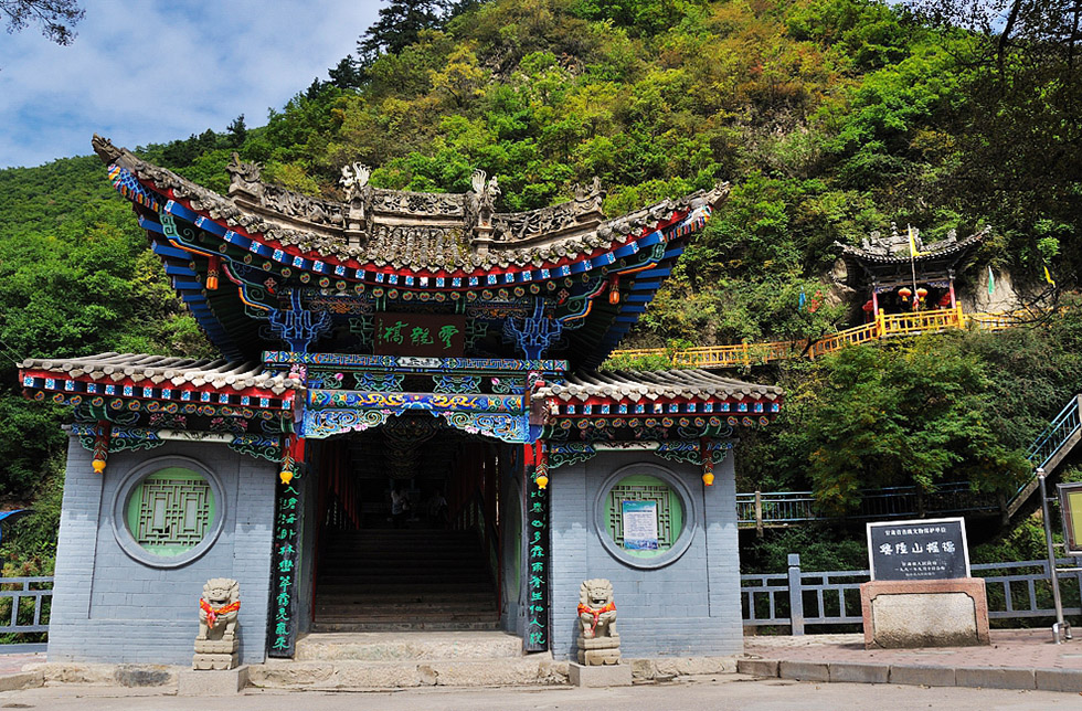 兰州红木牌匾定制：寺庙宗祠,园林景观,创意招牌,抱柱对联