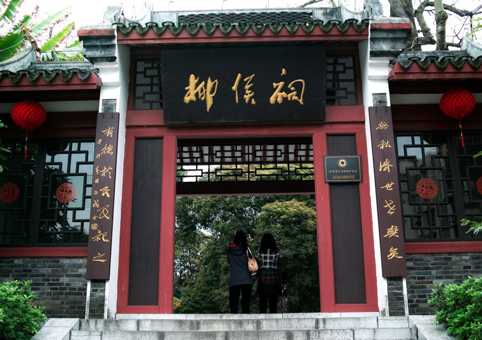 柳州红木牌匾定制：寺庙宗祠,园林景观,创意招牌,抱柱对联