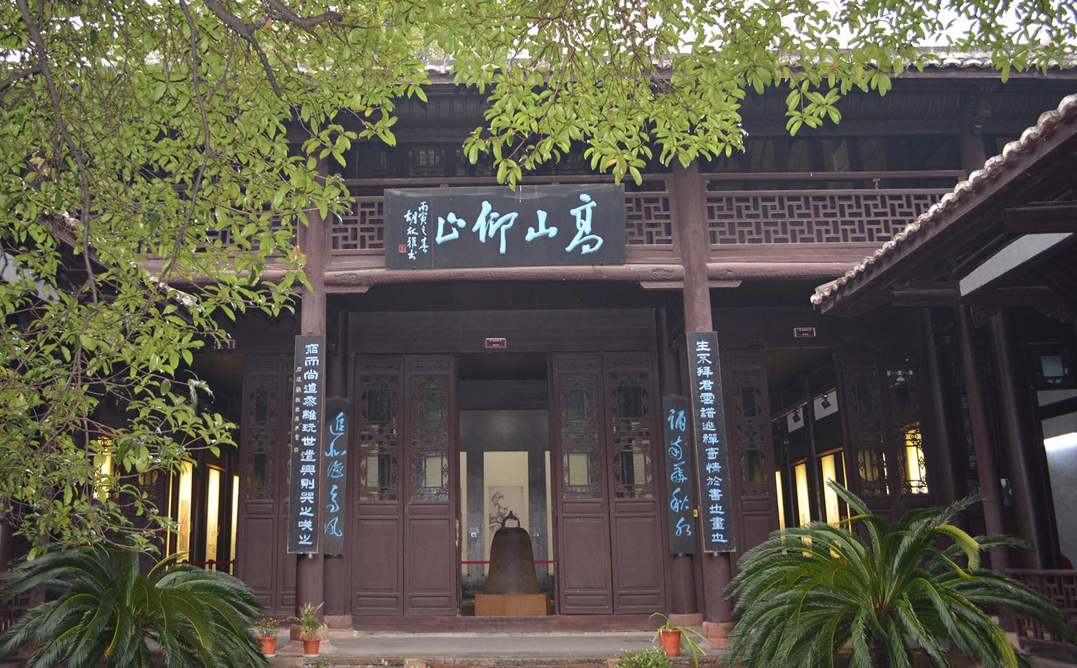 南昌青云谱区红木牌匾定制：寺庙宗祠,园林景观,创意招牌,抱柱对联