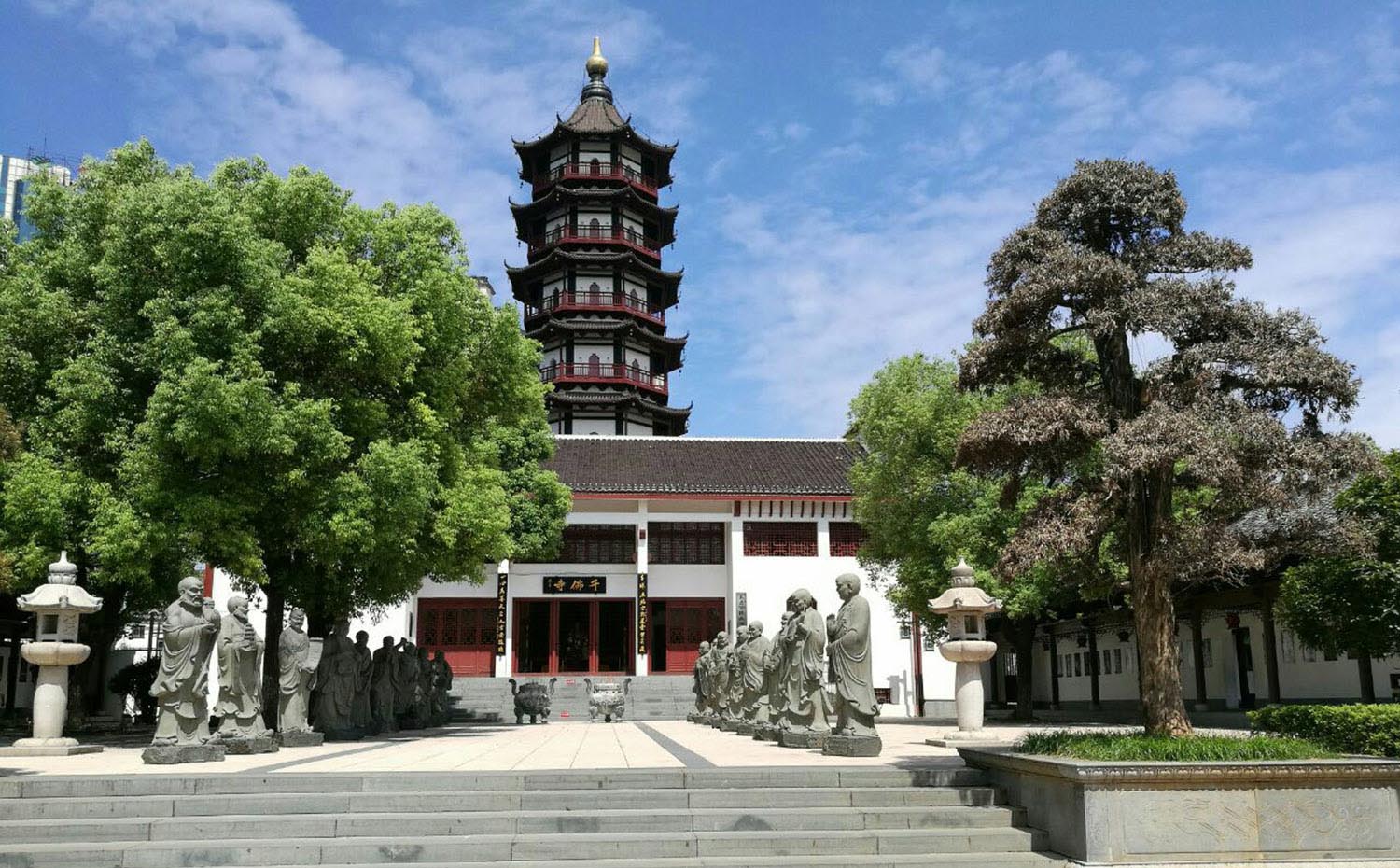 南昌西湖区红木牌匾定制：寺庙宗祠,园林景观,创意招牌,抱柱对联