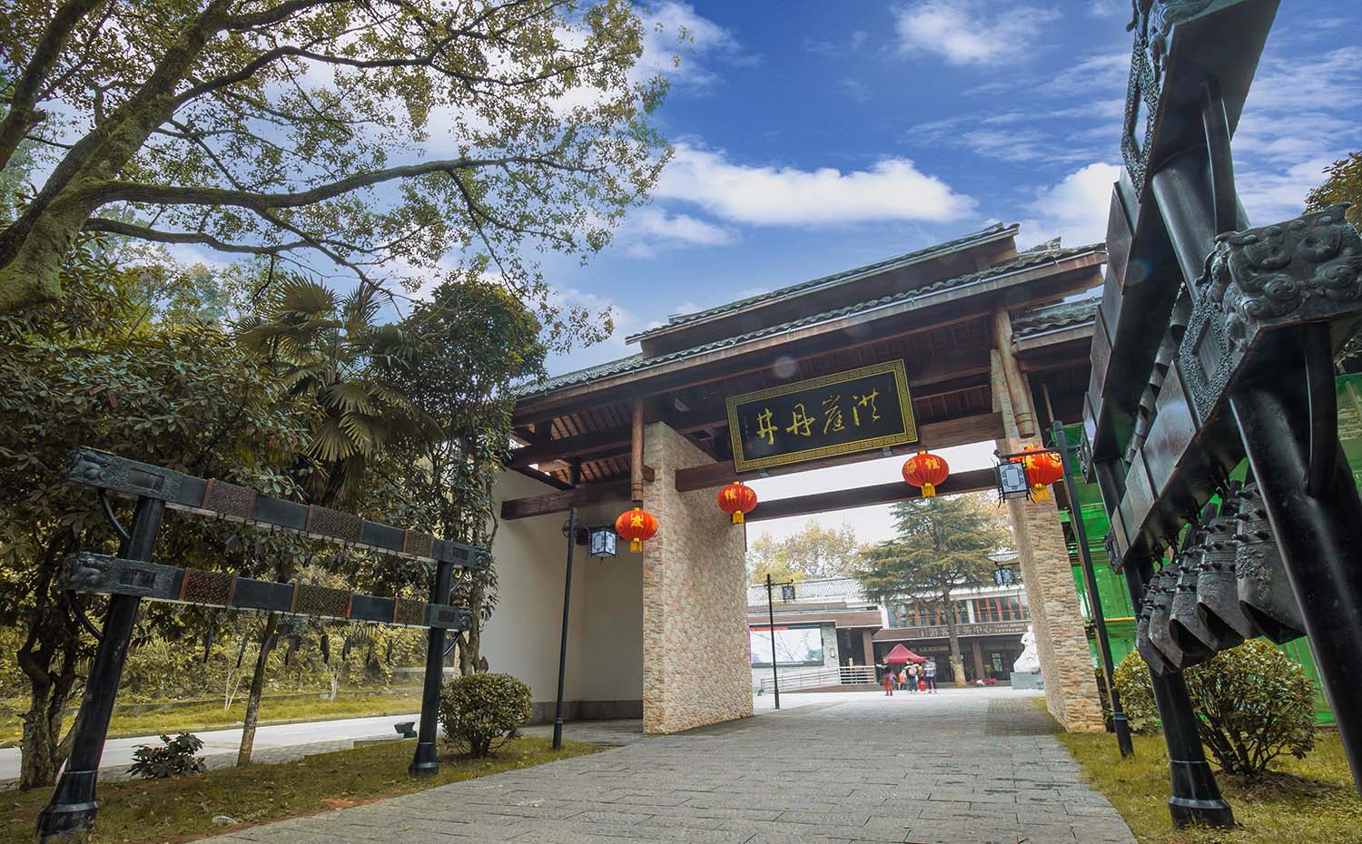 湾里区红木牌匾定制：寺庙宗祠,园林景观,创意招牌,抱柱对联