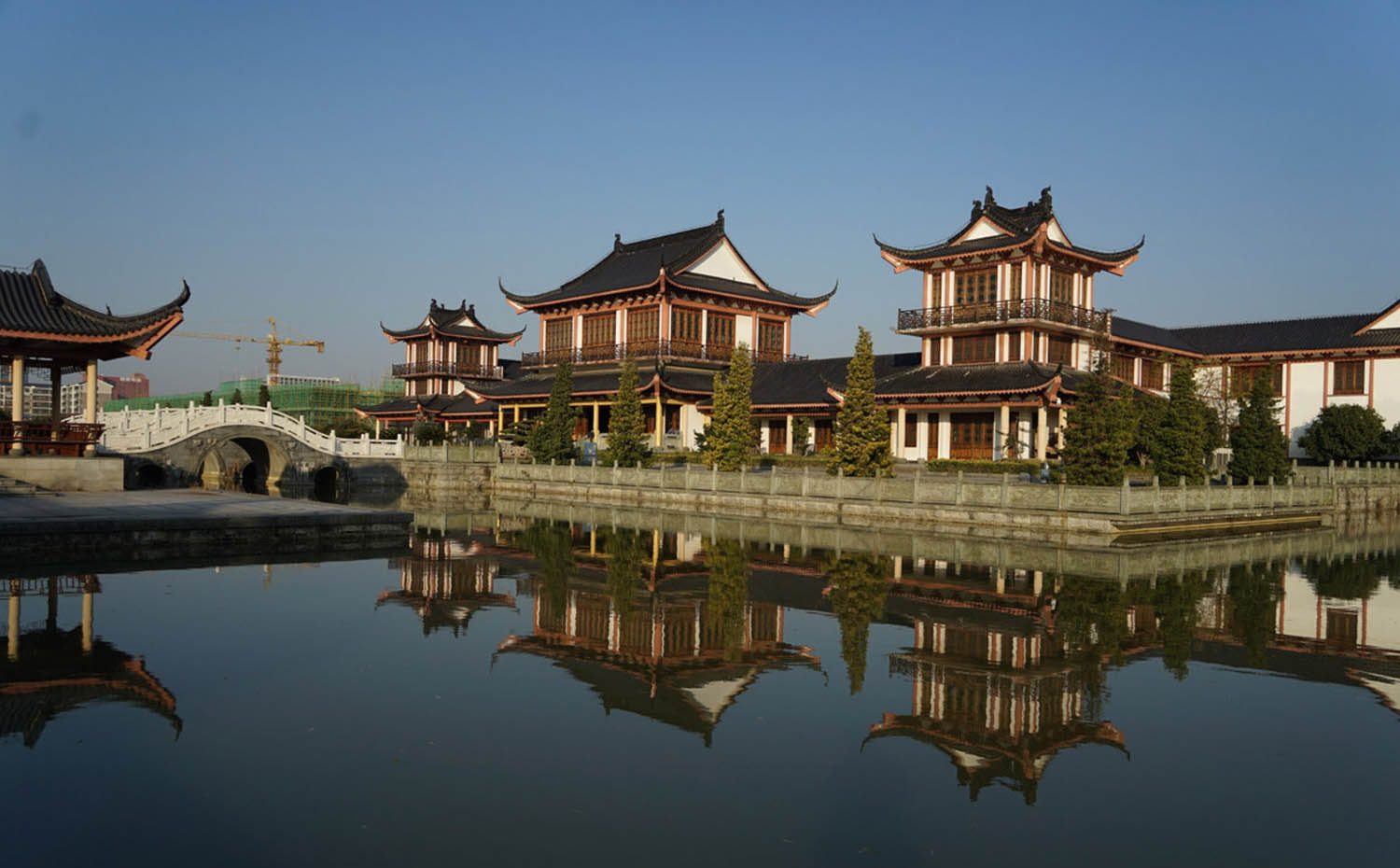 南昌红木牌匾定制：寺庙宗祠,园林景观,创意招牌,抱柱对联