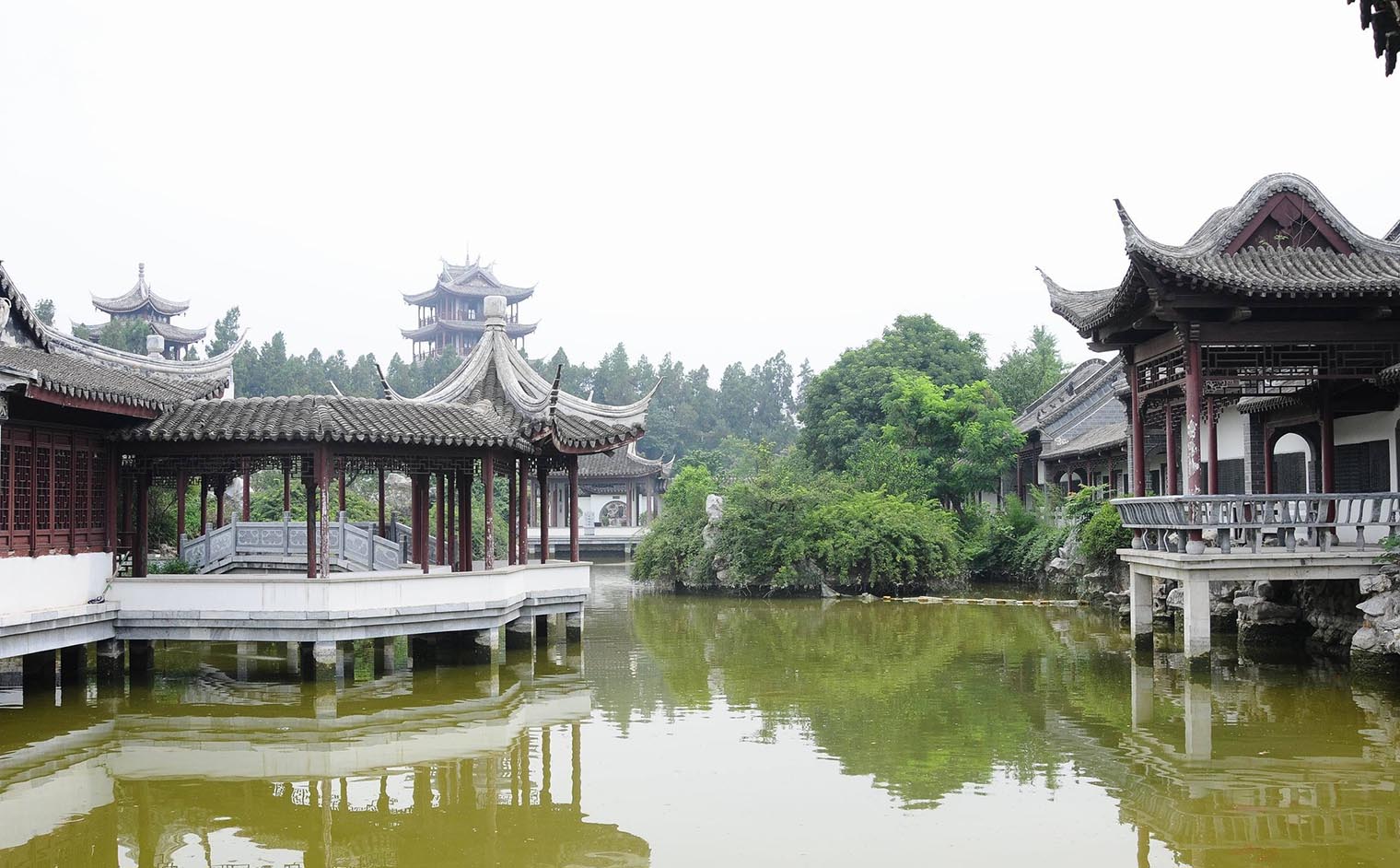 邓州市红木牌匾定制：寺庙宗祠,园林景观,店招门头,抱柱对联