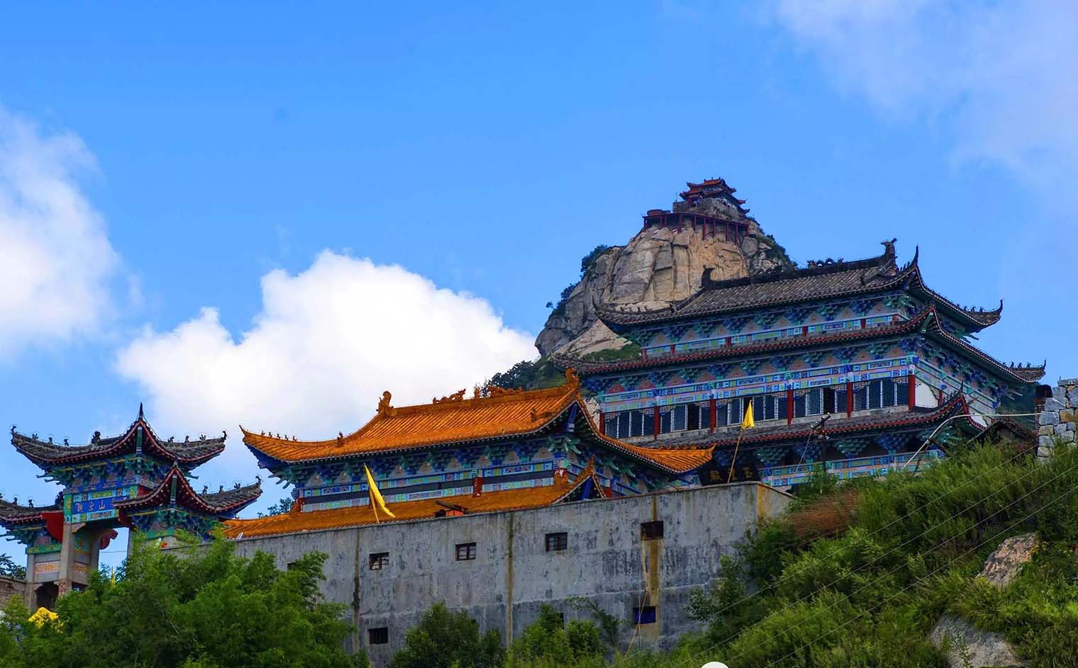 南召县红木牌匾定制：寺庙宗祠,园林景观,店招门头,抱柱对联