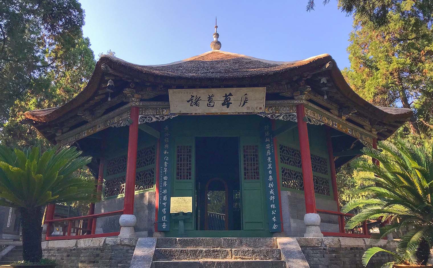 卧龙区红木牌匾定制：寺庙宗祠,园林景观,店招门头,抱柱对联