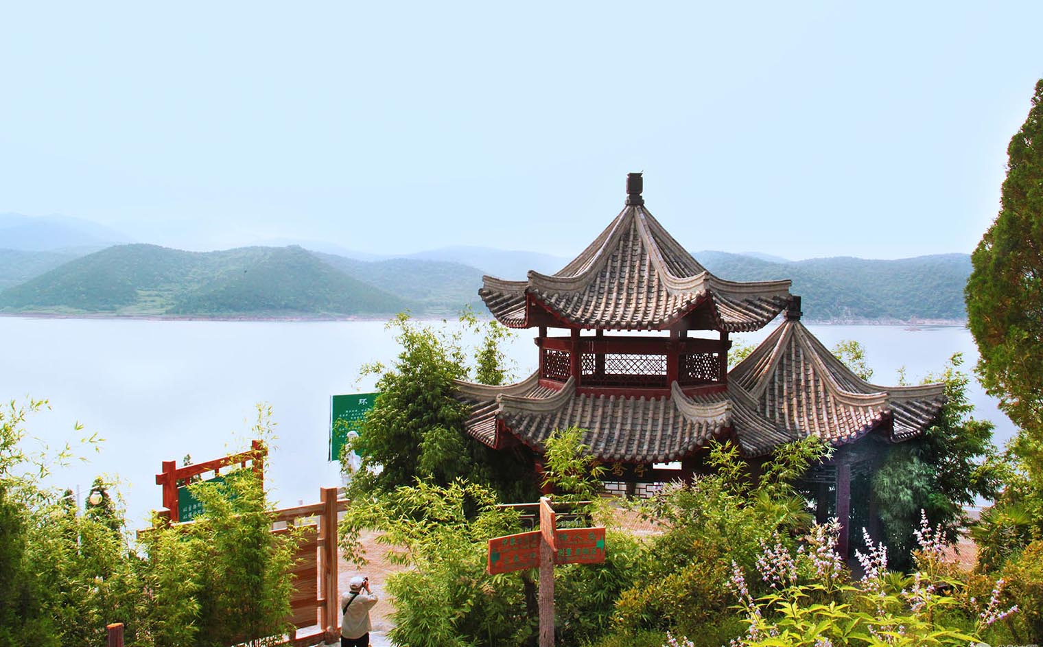 淅川县红木牌匾定制：寺庙宗祠,园林景观,店招门头,抱柱对联