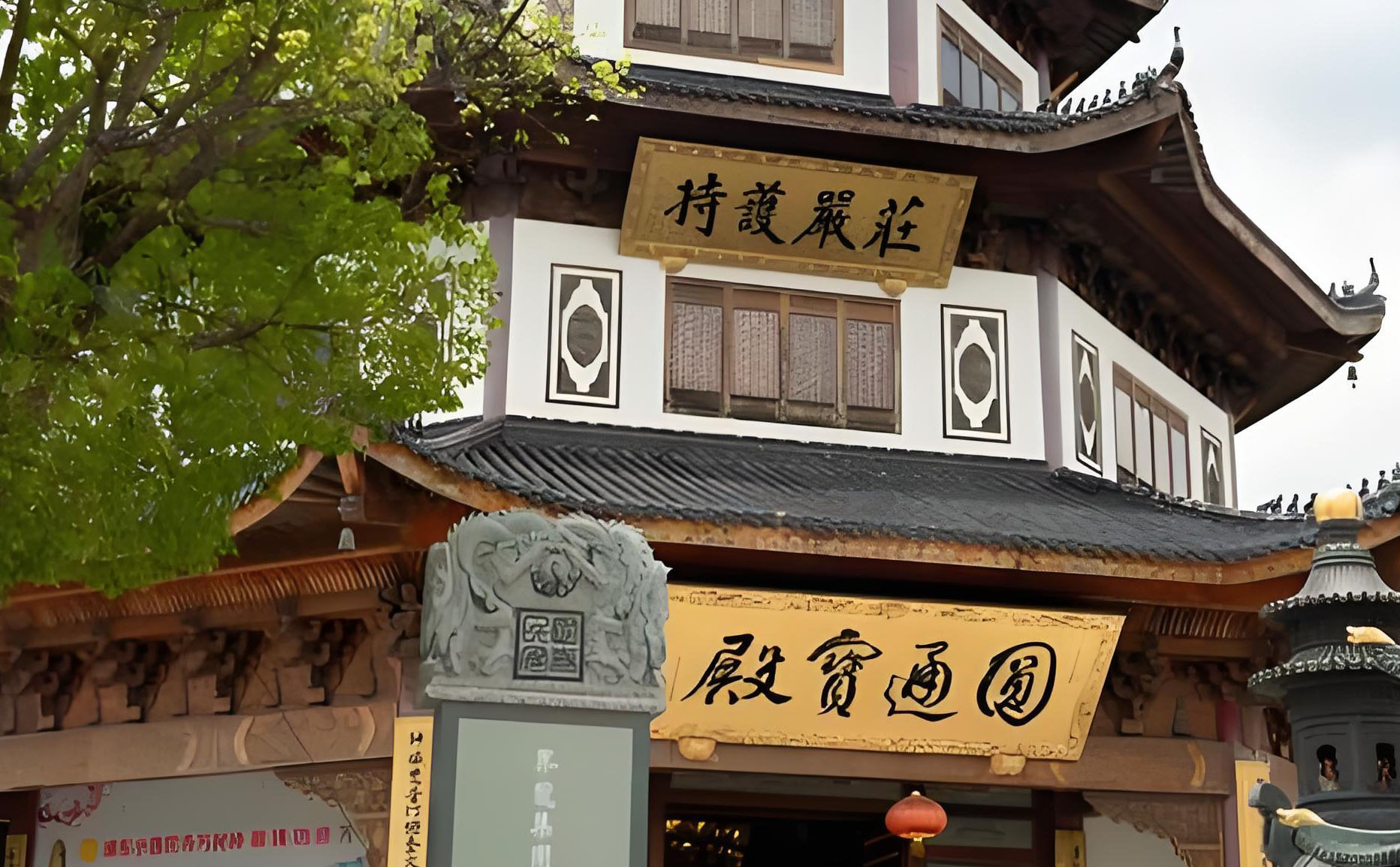 浦东新区红木牌匾定制：寺庙宗祠,园林景观,创意招牌,抱柱对联,上海城隍庙,老庙黄金牌匾