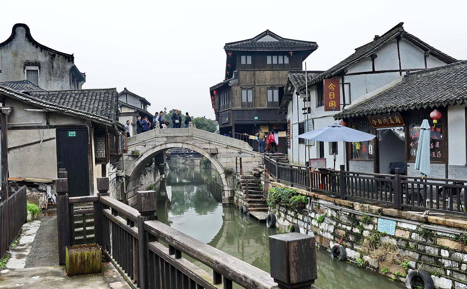 浦东新区红木牌匾定制：寺庙宗祠,园林景观,创意招牌,抱柱对联,上海城隍庙,老庙黄金牌匾