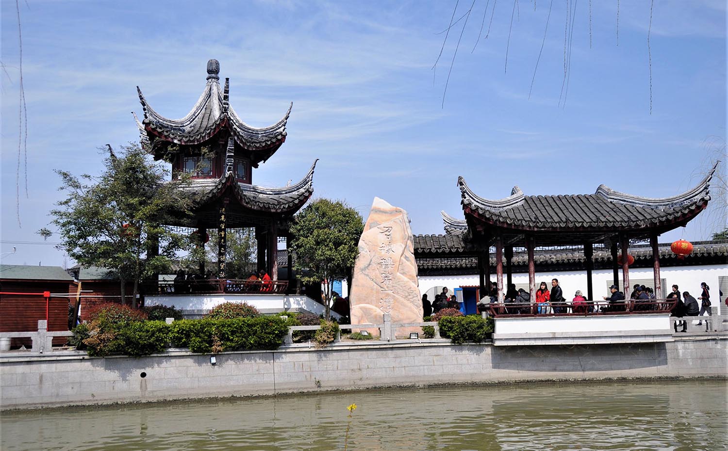 闵行区红木牌匾定制：寺庙宗祠,园林景观,创意招牌,抱柱对联,上海城隍庙,老庙黄金牌匾