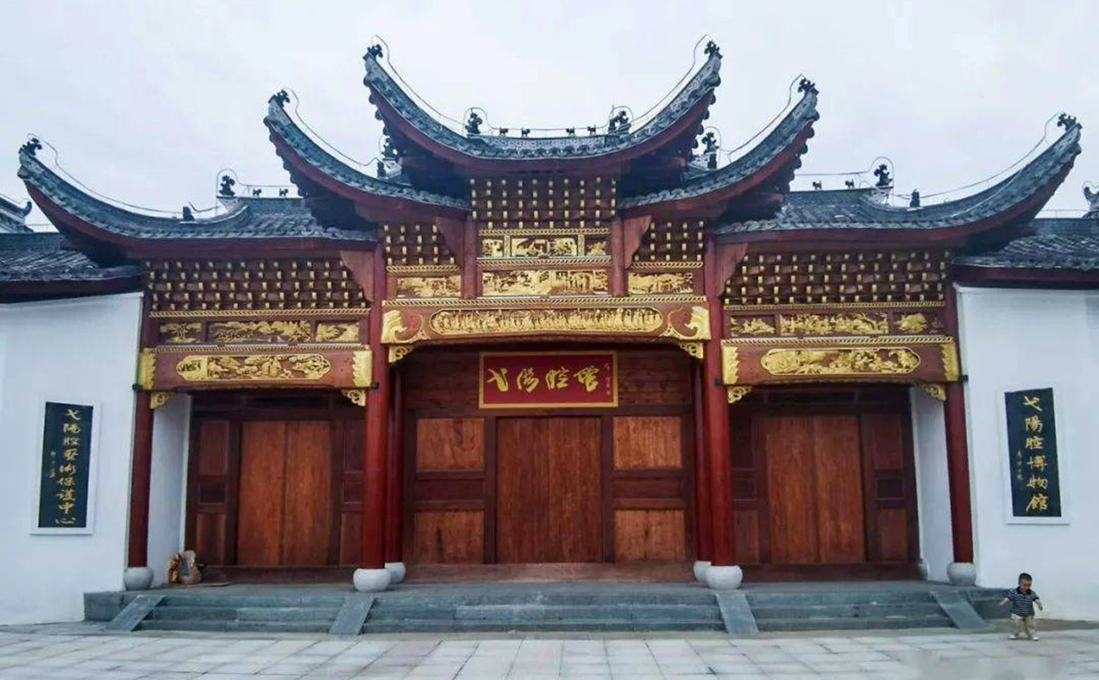 弋阳县红木牌匾定制：寺庙宗祠,园林景观,创意招牌,抱柱对联