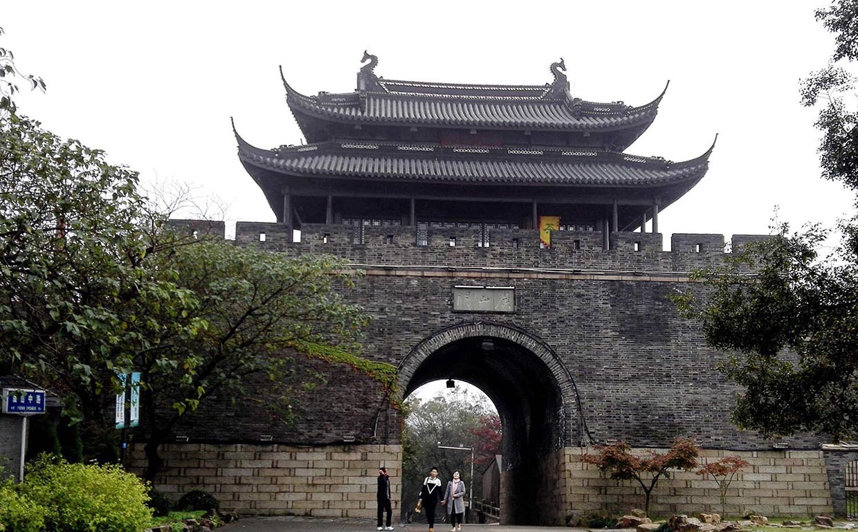 常熟市红木牌匾定制：寺庙宗祠,园林景观,创意招牌,抱柱对联