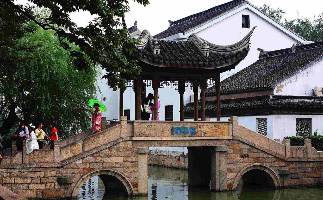 吴中区红木牌匾定制：寺庙宗祠,园林景观,创意招牌,抱柱对联