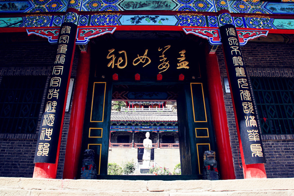 铜川红木牌匾定制：寺庙宗祠,园林景观,创意招牌,抱柱对联