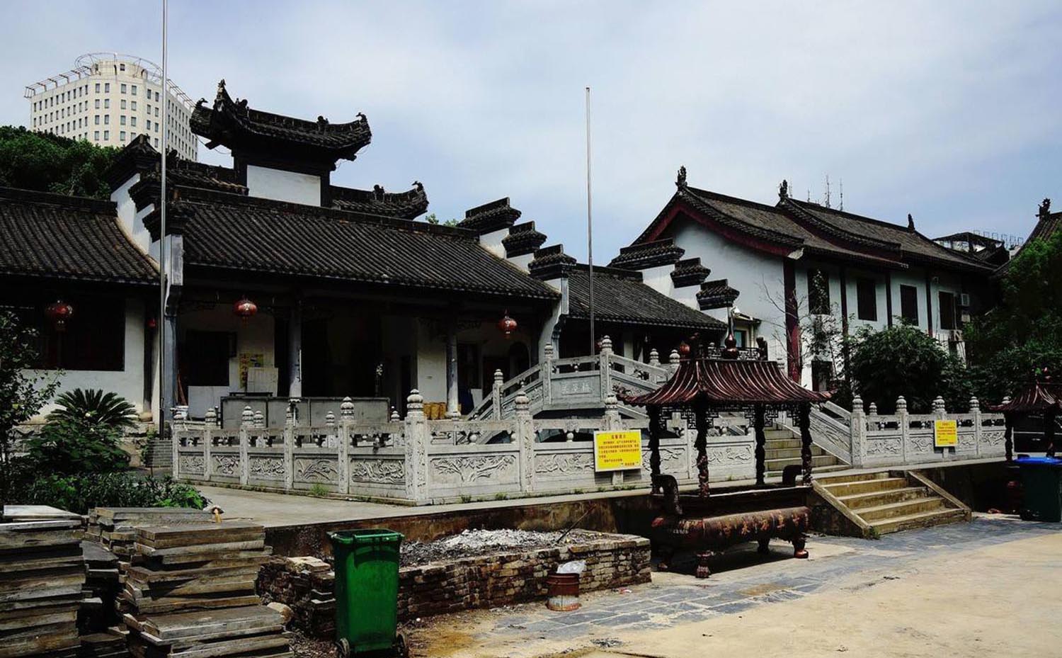 洪山区红木牌匾定制：寺庙宗祠,园林景观,创意招牌,抱柱对联