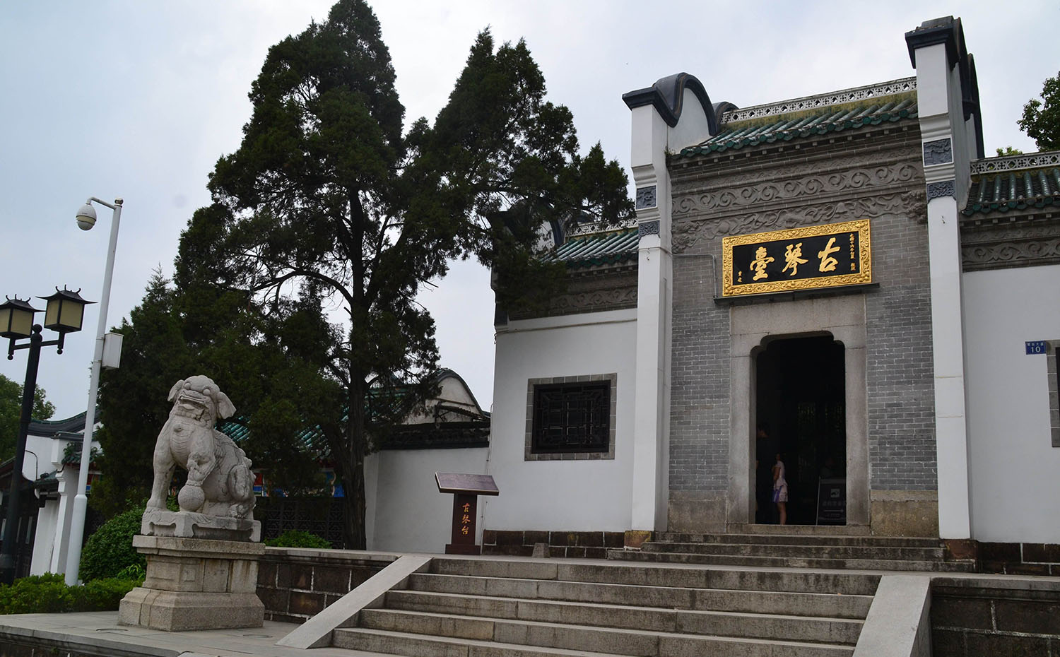 汉阳区红木牌匾定制：寺庙宗祠,园林景观,创意招牌,抱柱对联