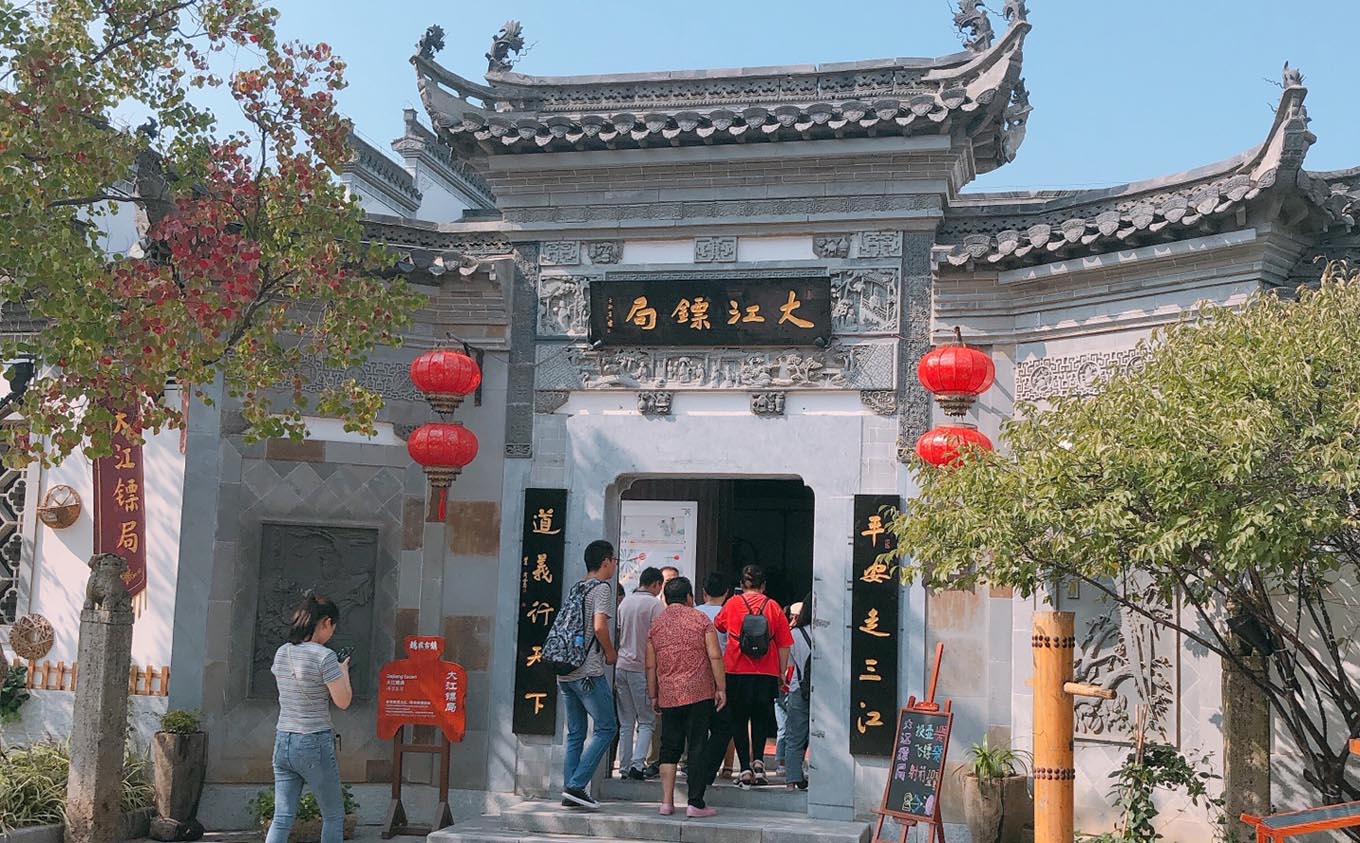 鸠江区红木牌匾定制：寺庙宗祠,园林景观,创意招牌,抱柱对联