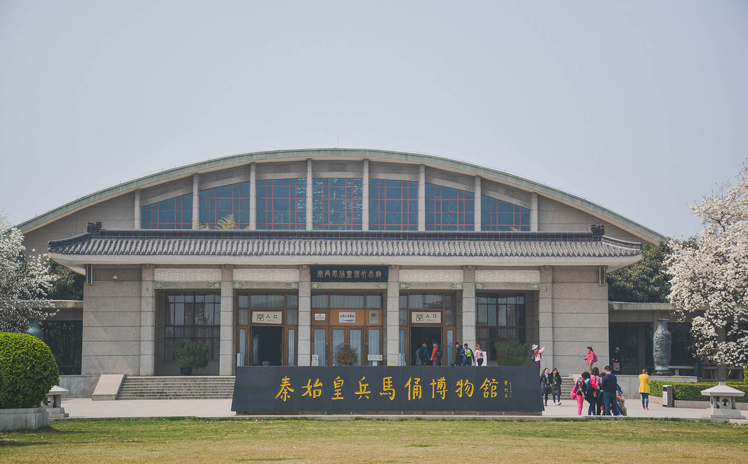 临潼区红木牌匾定制：寺庙宗祠,园林景观,创意招牌,抱柱对联