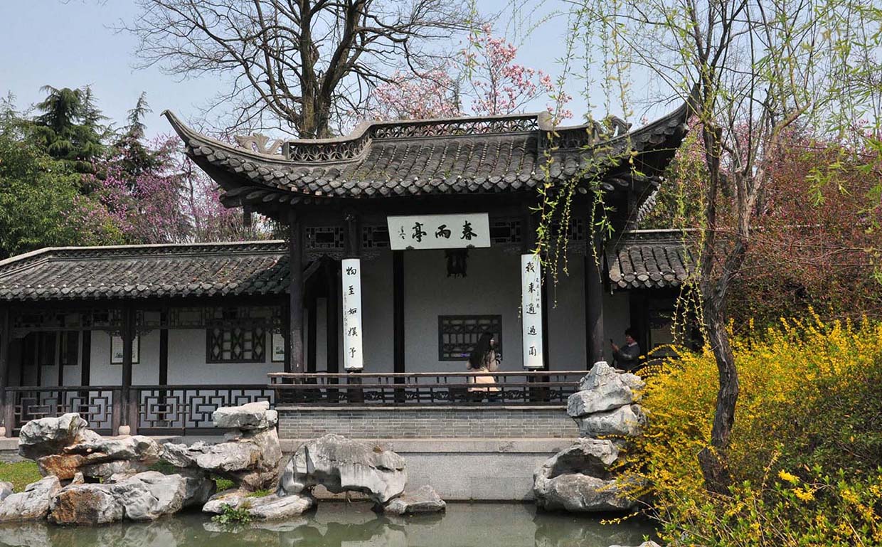 邗江区红木牌匾定制：寺庙宗祠牌匾对联,园林景观牌匾对联,店招门头,抱柱对联