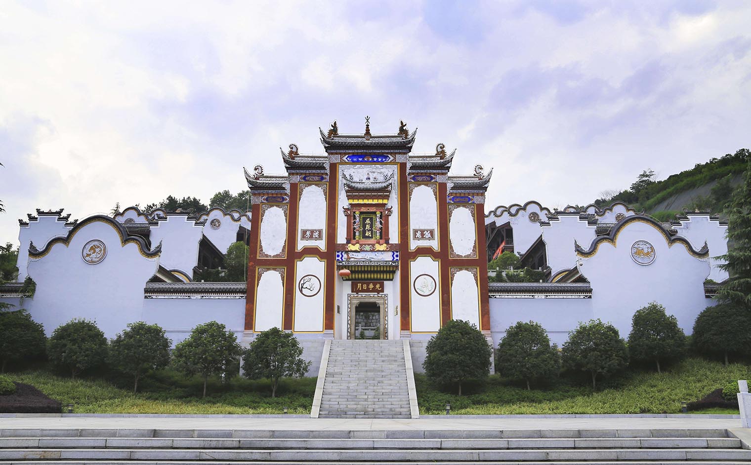 宜昌红木牌匾定制：寺庙宗祠,园林景观,创意招牌,抱柱对联