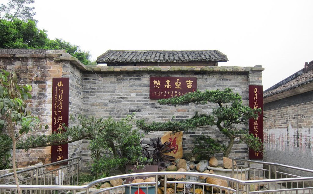 肇庆市红木牌匾定制：寺庙宗祠,园林景观,创意招牌,抱柱对联