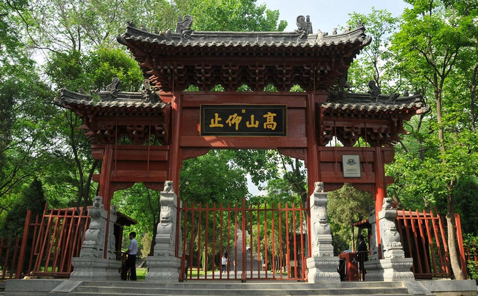 郑州红木牌匾定制：寺庙宗祠,园林景观,创意招牌,抱柱对联